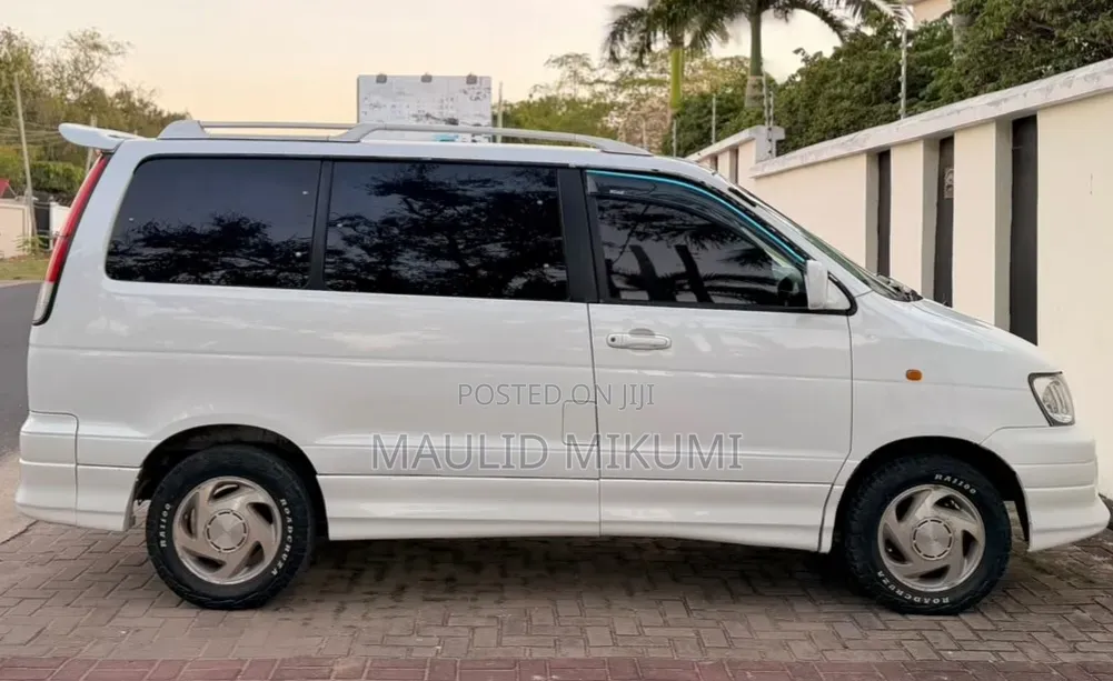 Toyota Noah 2004 White