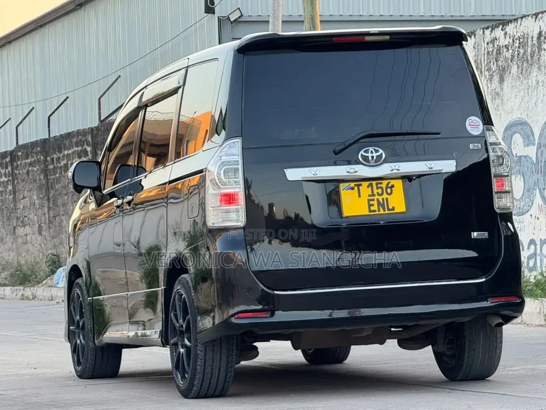 Toyota Voxy 2011 Black