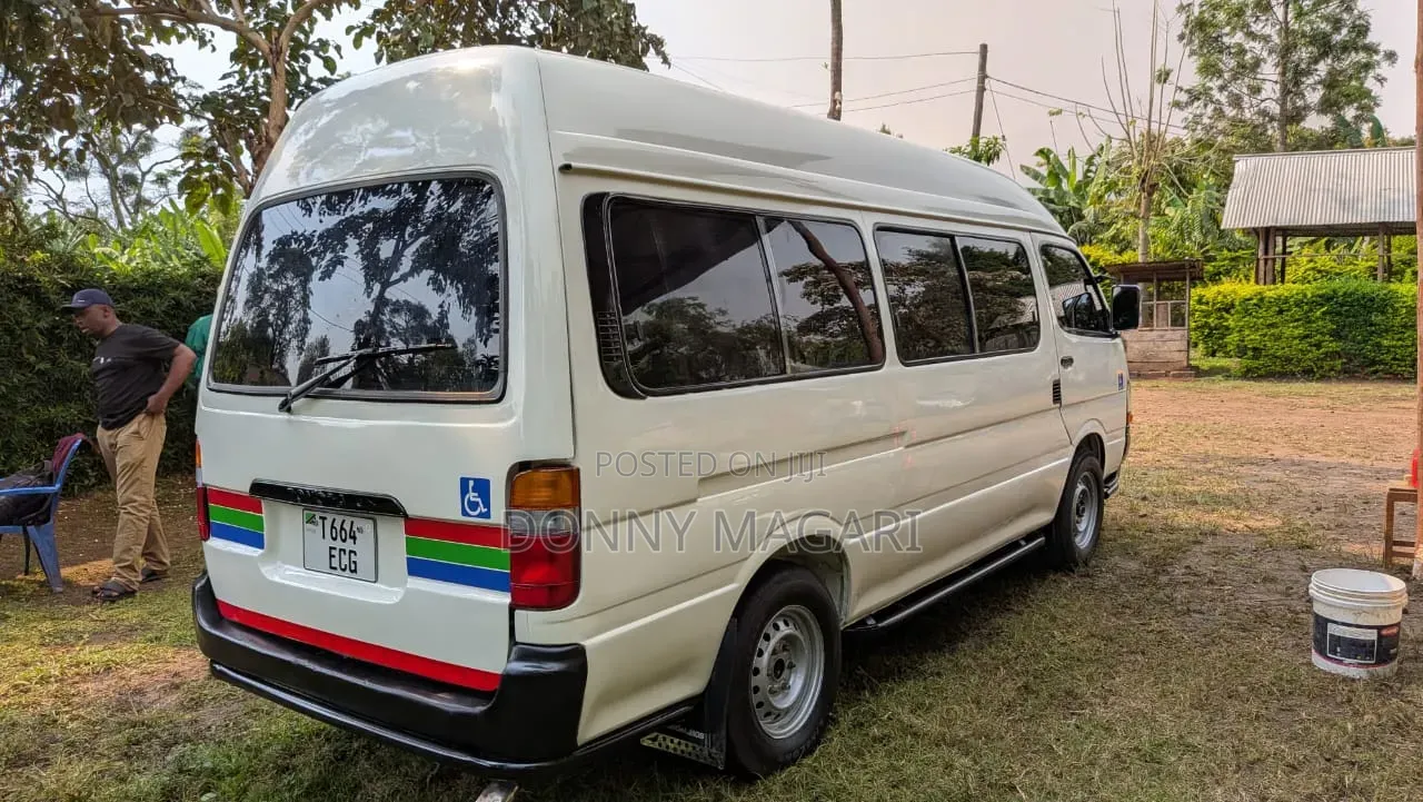 Toyota HiAce 2005 White