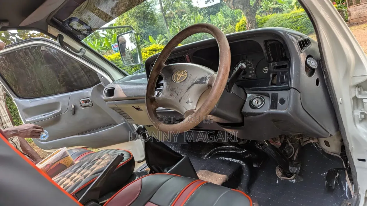 Toyota HiAce 2005 White
