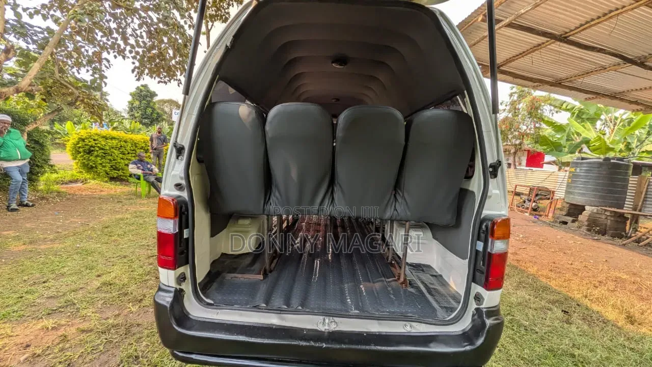 Toyota HiAce 2005 White