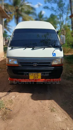 Toyota HiAce 2000 White