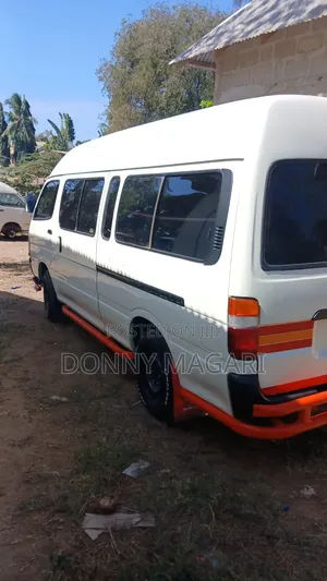 Toyota HiAce 2000 White