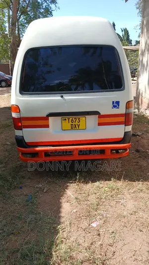Toyota HiAce 2000 White