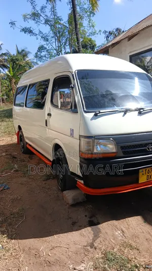 Toyota HiAce 2000 White