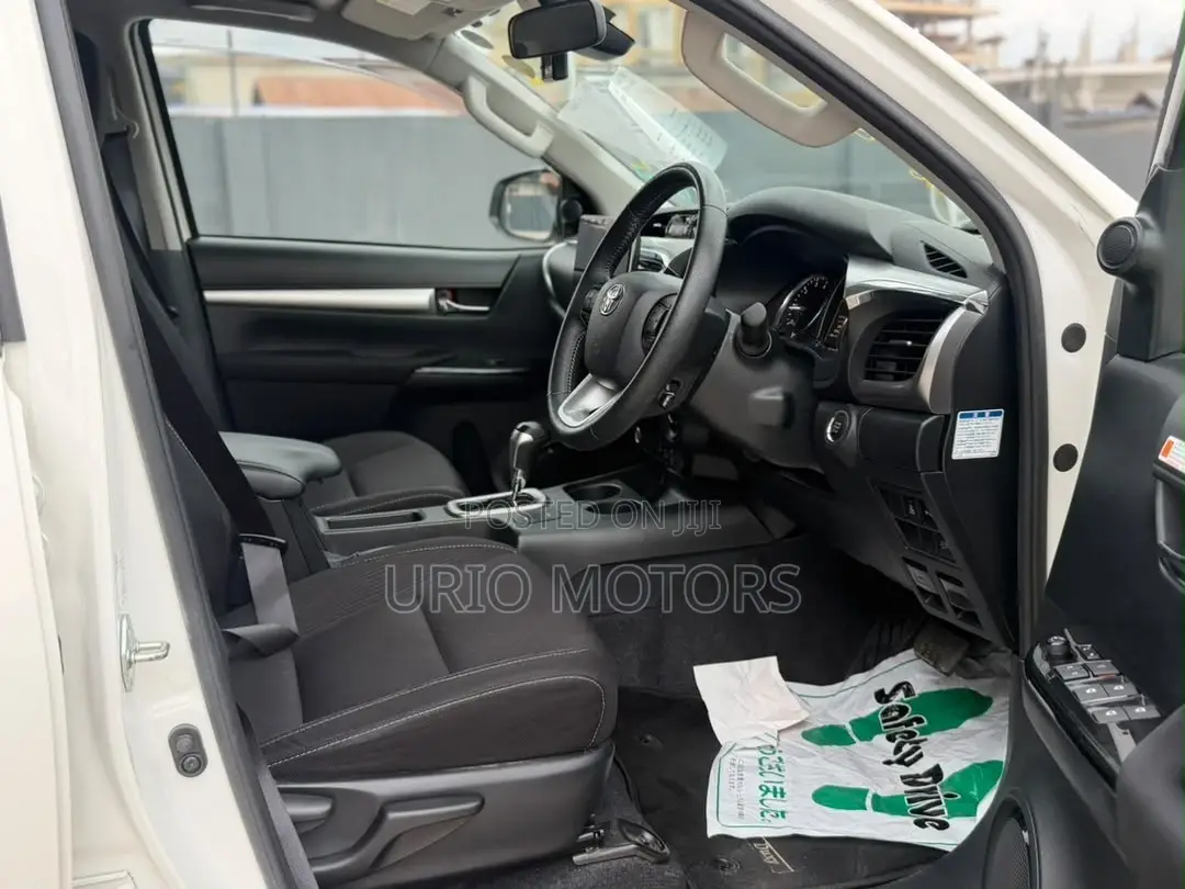 Toyota Hilux 2023 White