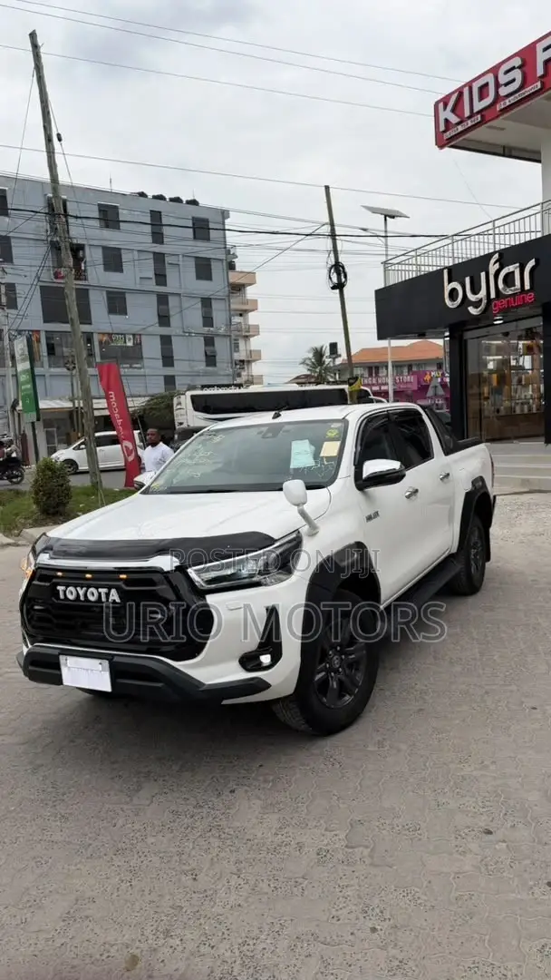 Toyota Hilux 2023 White