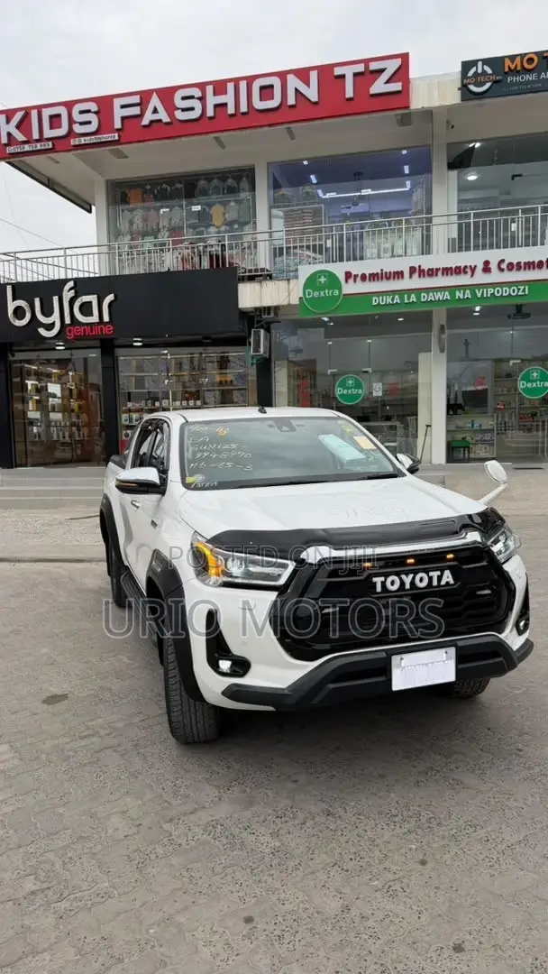 Toyota Hilux 2023 White