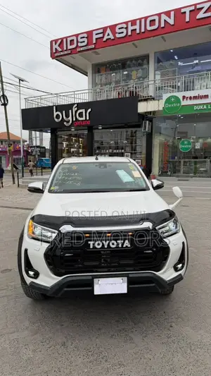 Toyota Hilux 2023 White