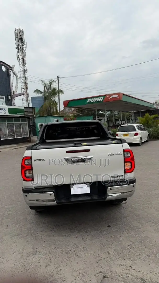 Toyota Hilux 2023 White
