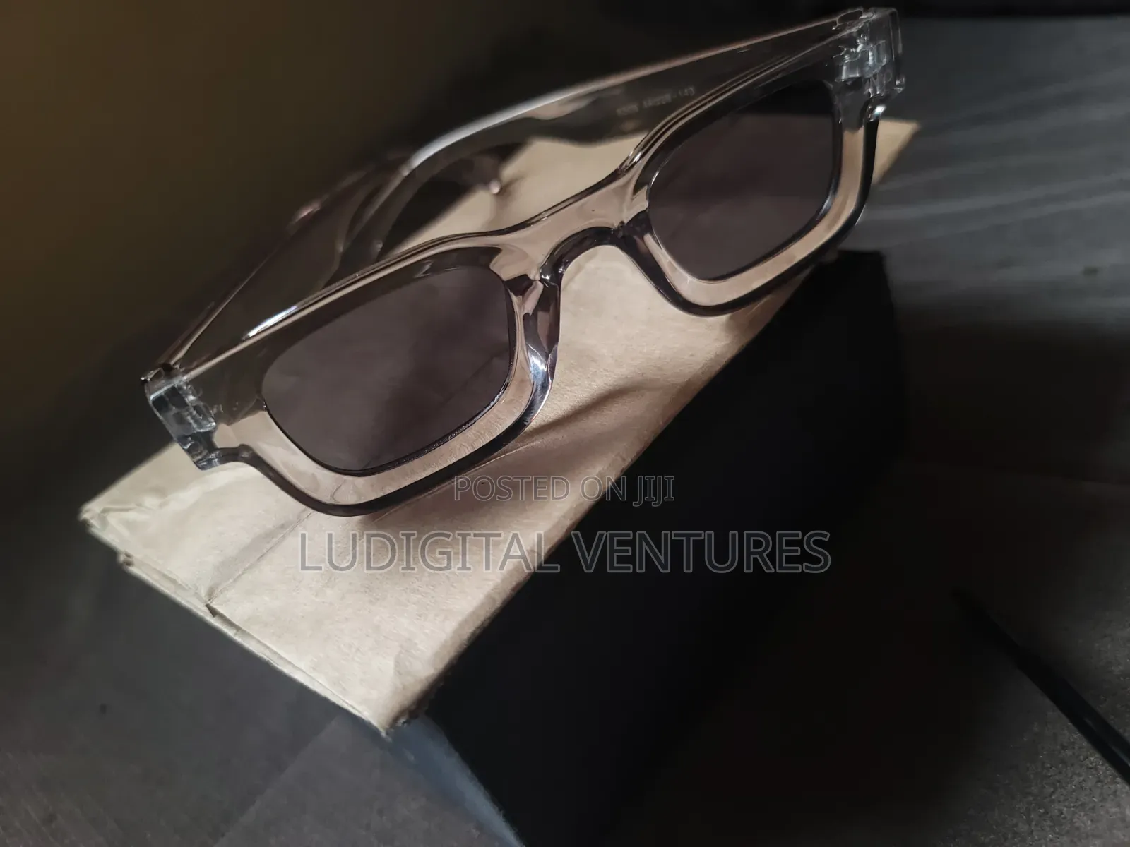 Gray Frames Sun Glasses /Classic Designs