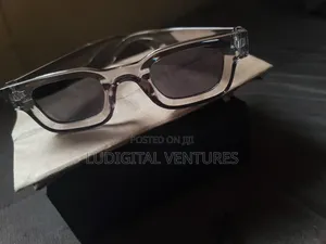 Gray Frames Sun Glasses /Classic Designs