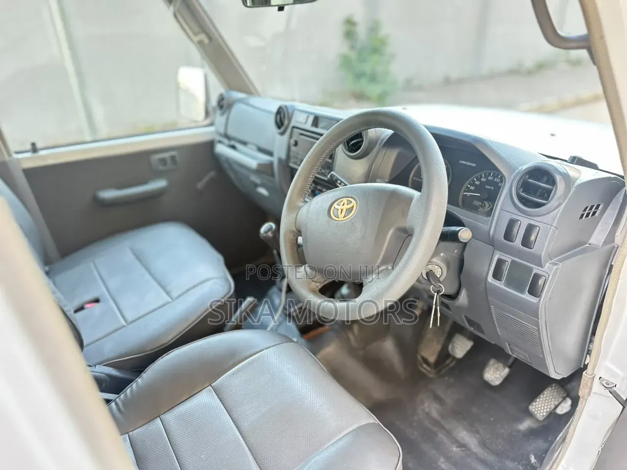 Toyota Land Cruiser 2011 White