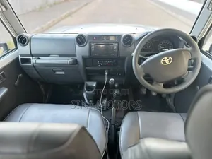 Toyota Land Cruiser 2011 White