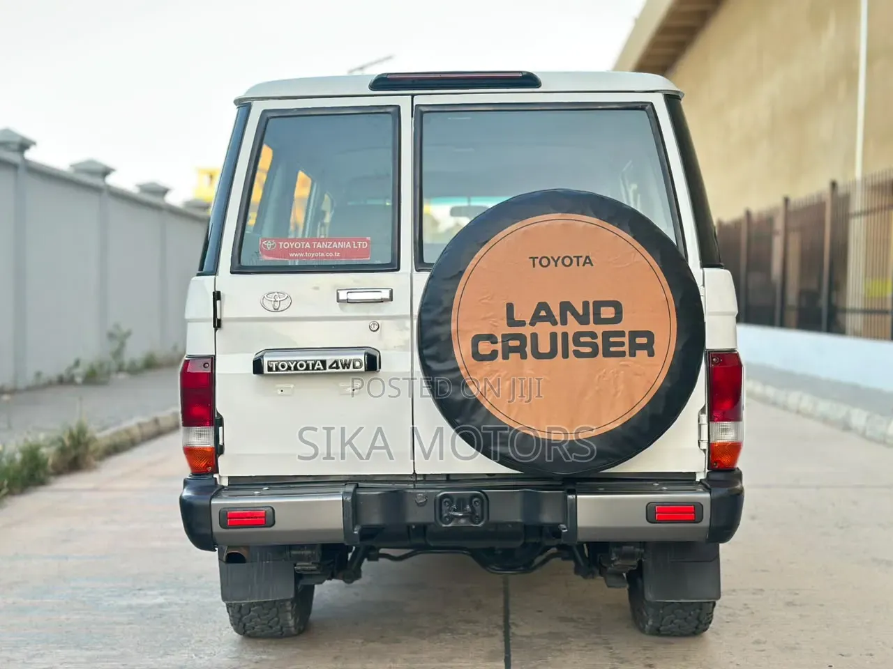 Toyota Land Cruiser 2011 White