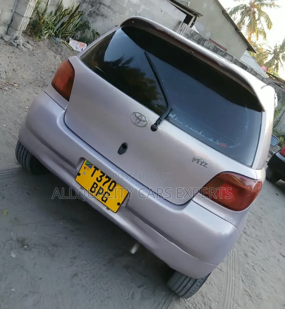 Toyota Vitz 2004 Silver