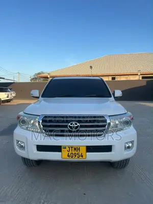 Toyota Land Cruiser 2010 White