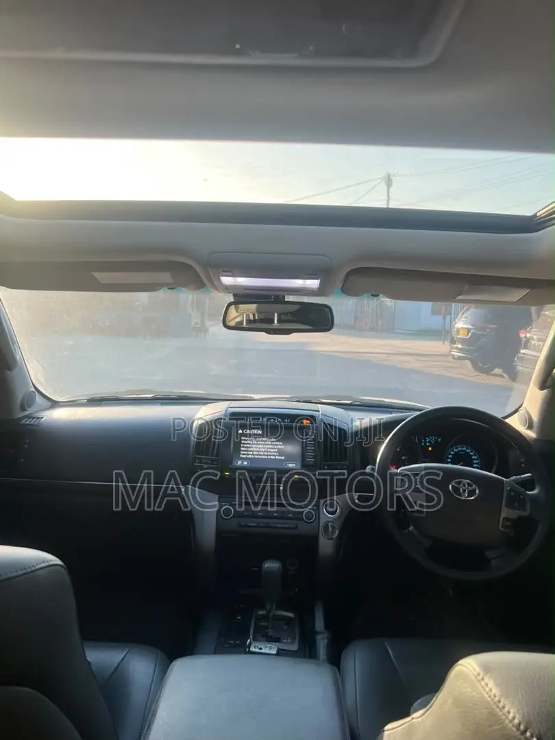 Toyota Land Cruiser 2010 White