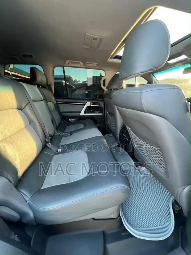 Toyota Land Cruiser 2010 White