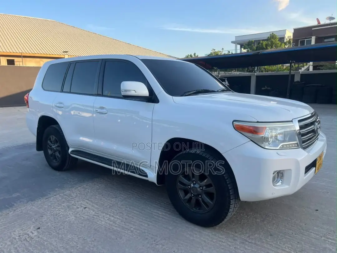 Toyota Land Cruiser 2010 White