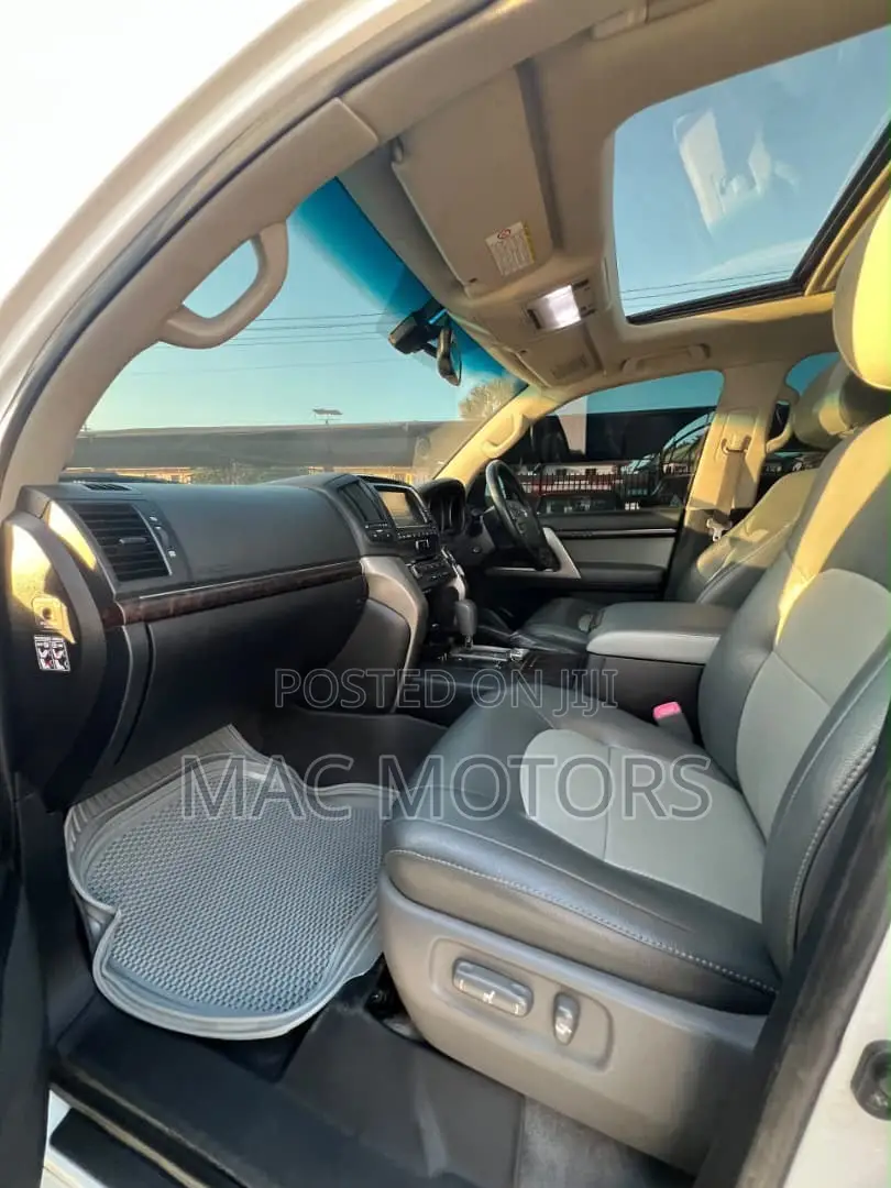 Toyota Land Cruiser 2010 White