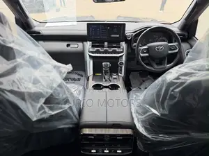 Toyota Land Cruiser LC300 2024 Black