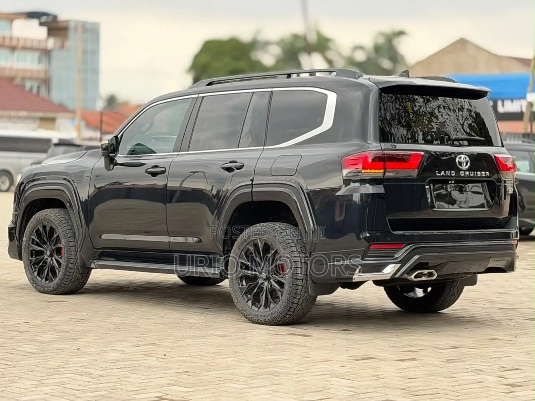 Toyota Land Cruiser LC300 2024 Black