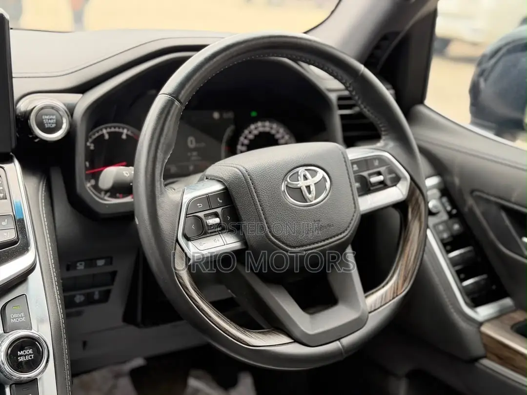 Toyota Land Cruiser LC300 2024 Black