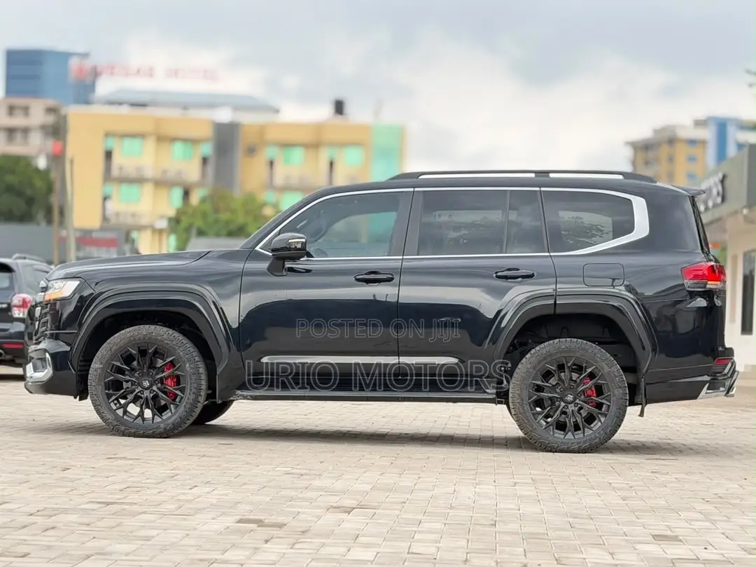 Toyota Land Cruiser LC300 2024 Black