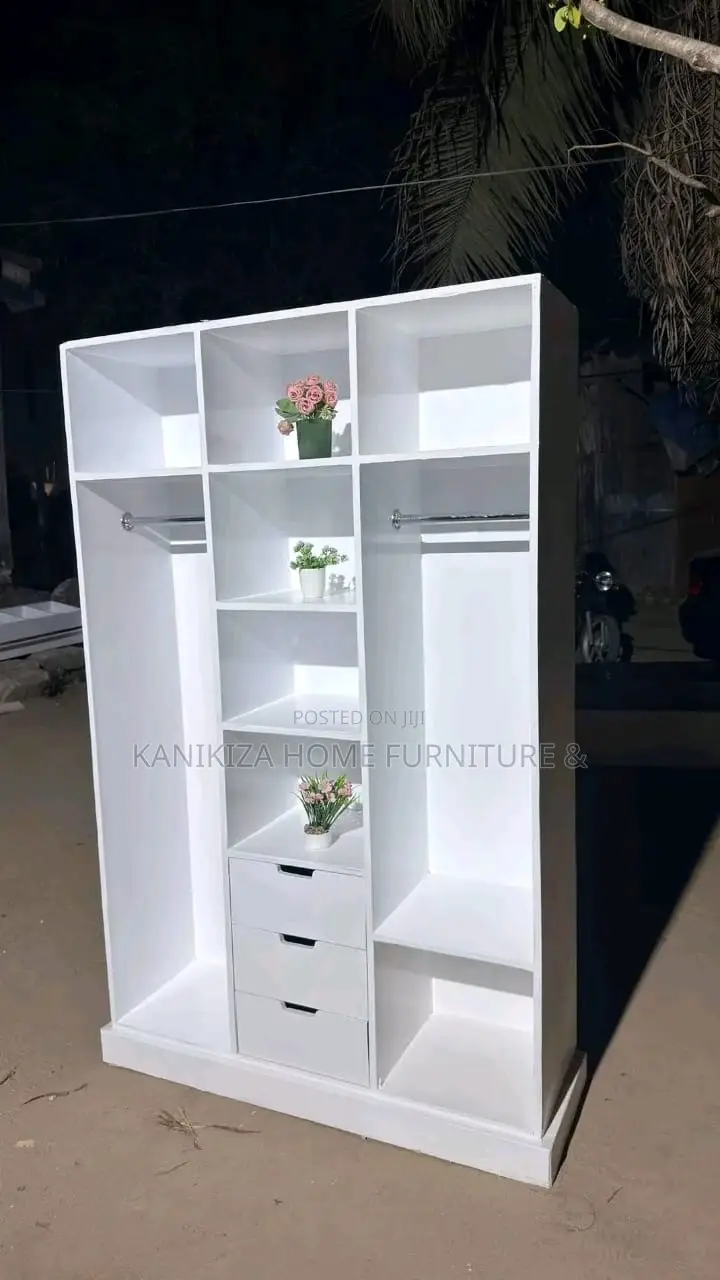 Kabati La Wazi La Milango Mitatu