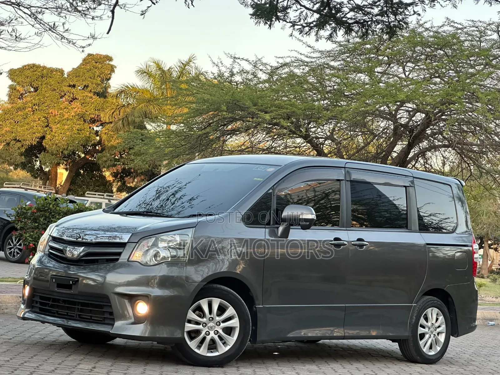 Toyota Noah 2011 Gray