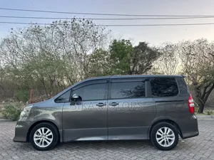 Toyota Noah 2011 Gray