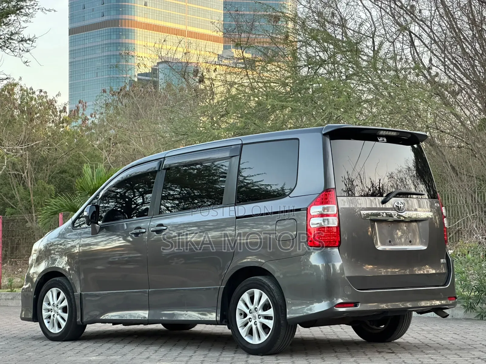 Toyota Noah 2011 Gray