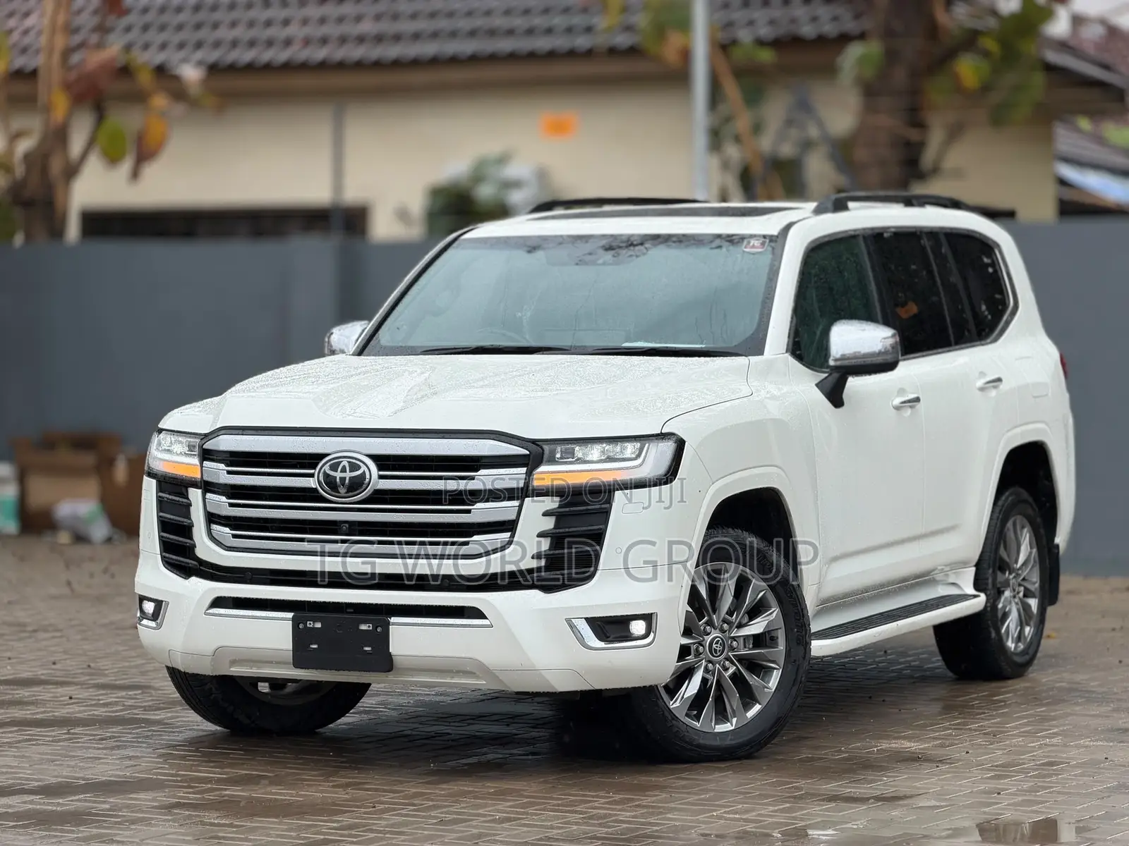 Toyota Land Cruiser LC300 2024 White