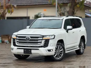 Toyota Land Cruiser LC300 2024 White