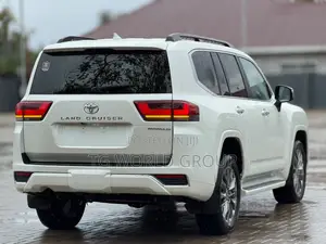 Toyota Land Cruiser LC300 2024 White