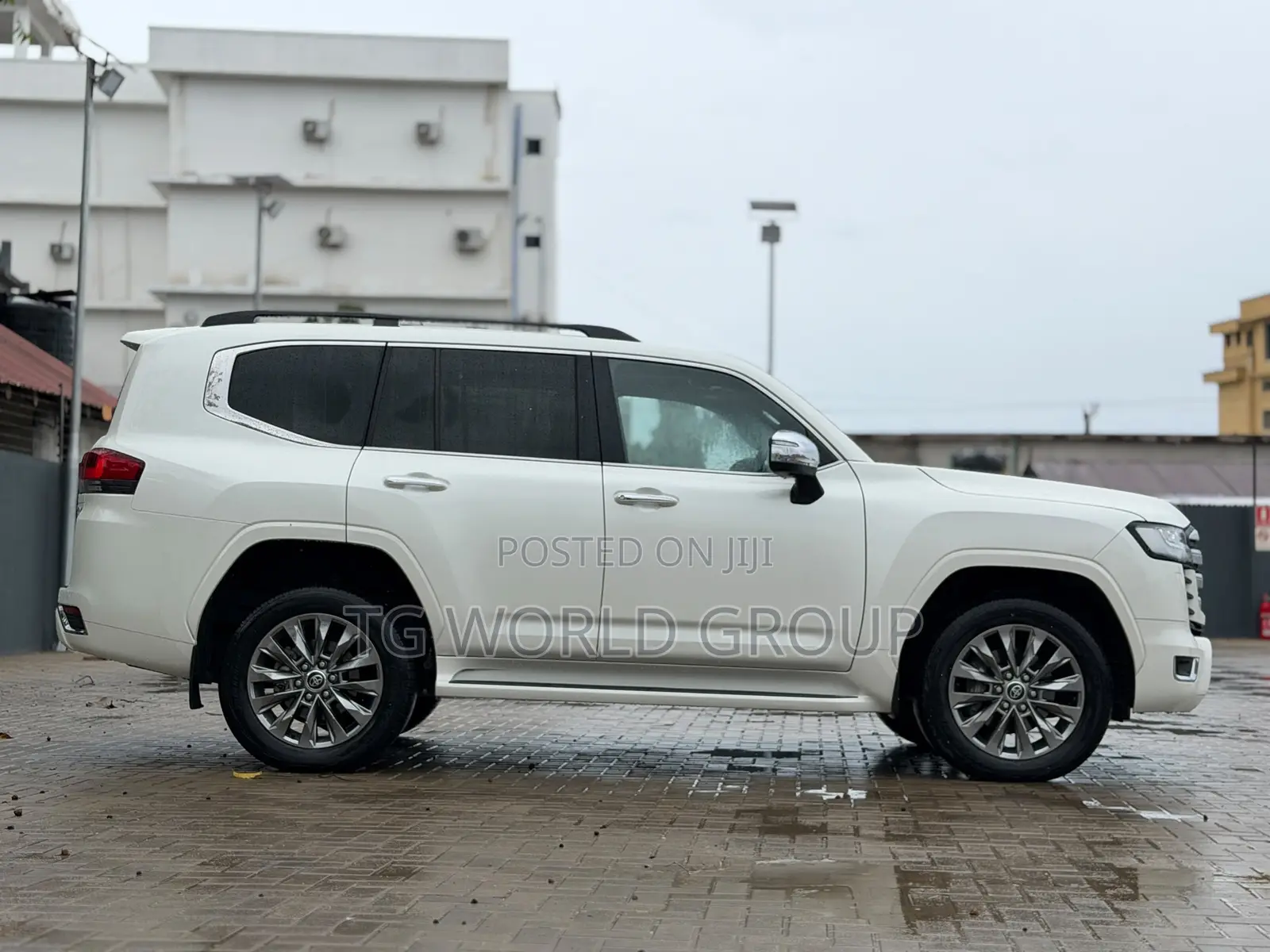 Toyota Land Cruiser LC300 2024 White