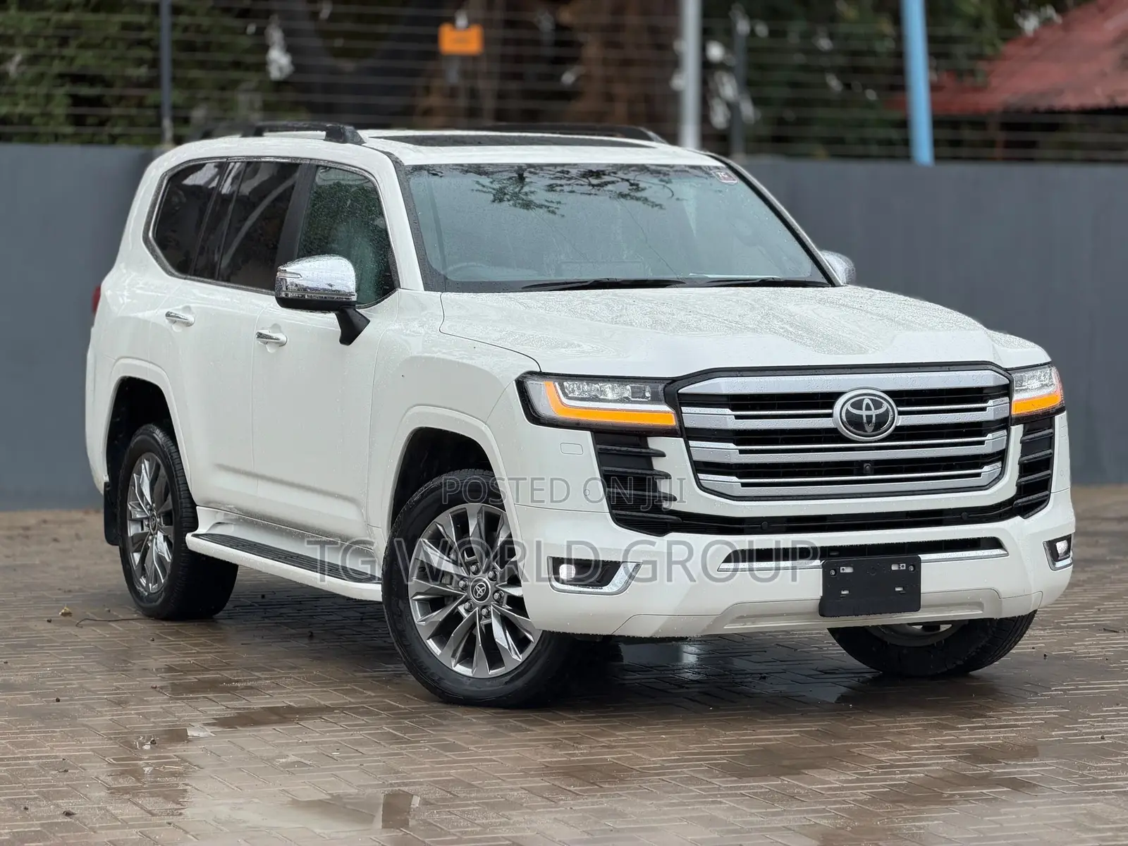 Toyota Land Cruiser LC300 2024 White