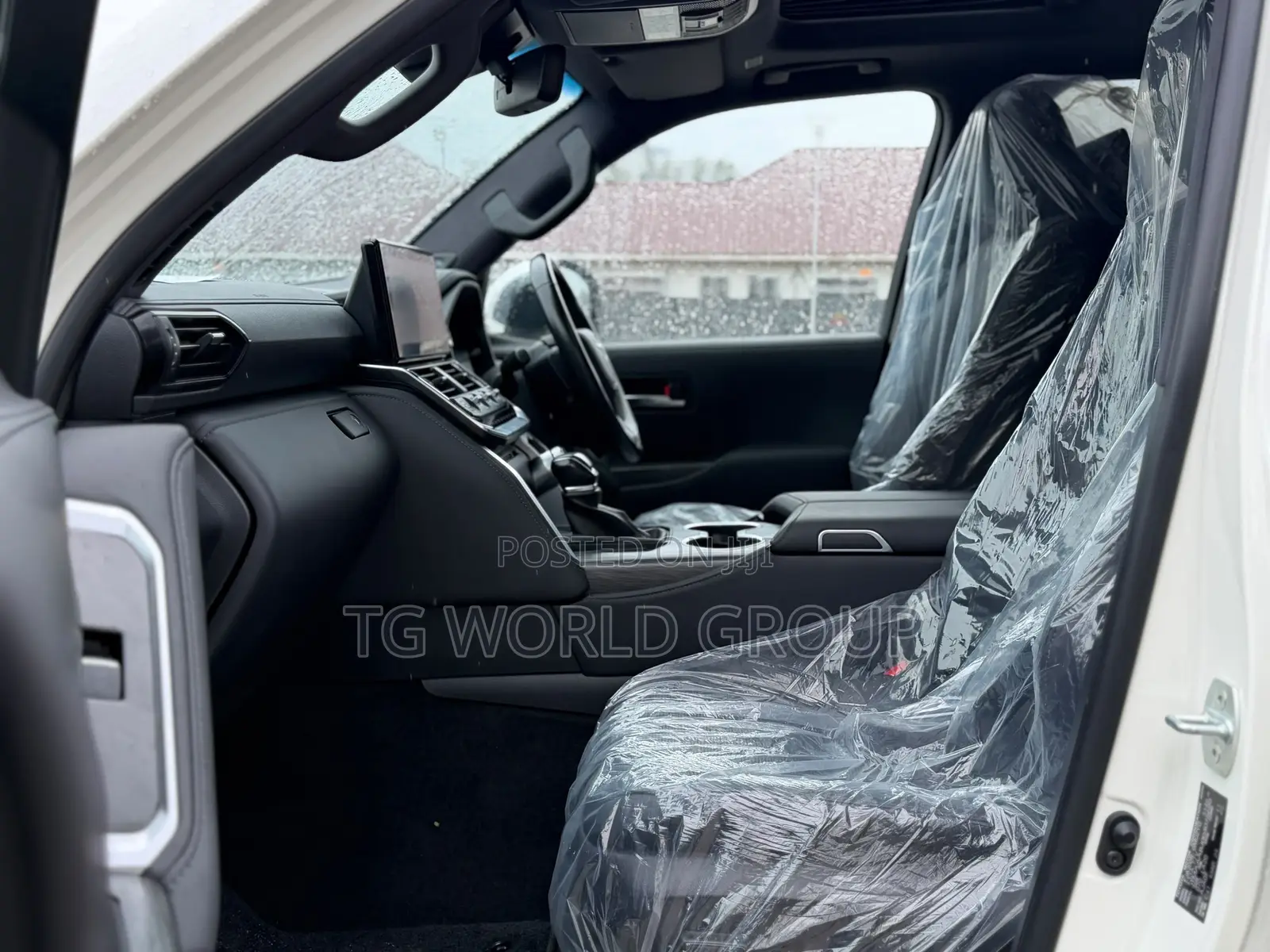 Toyota Land Cruiser LC300 2024 White
