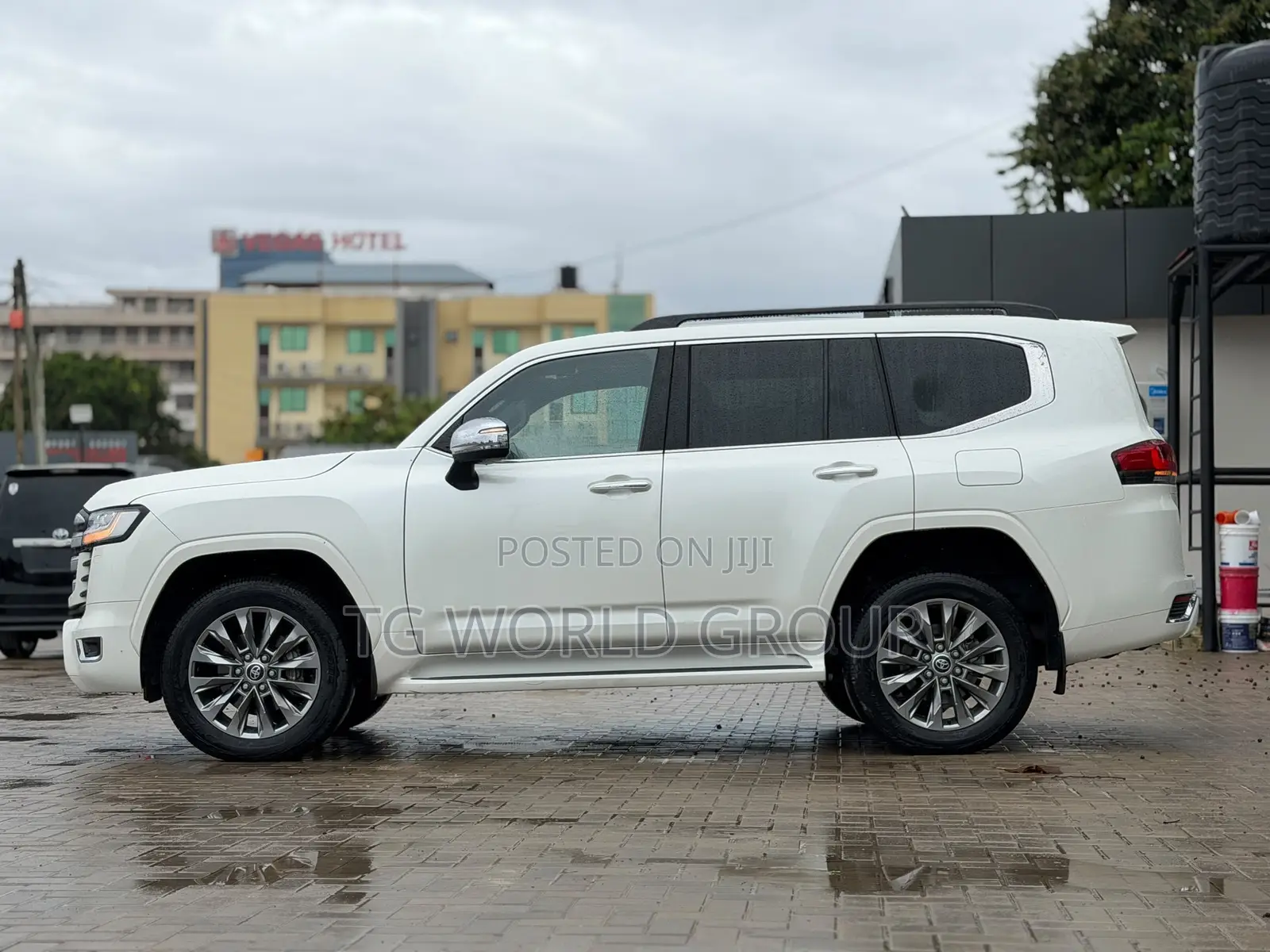 Toyota Land Cruiser LC300 2024 White