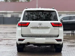 Toyota Land Cruiser LC300 2024 White