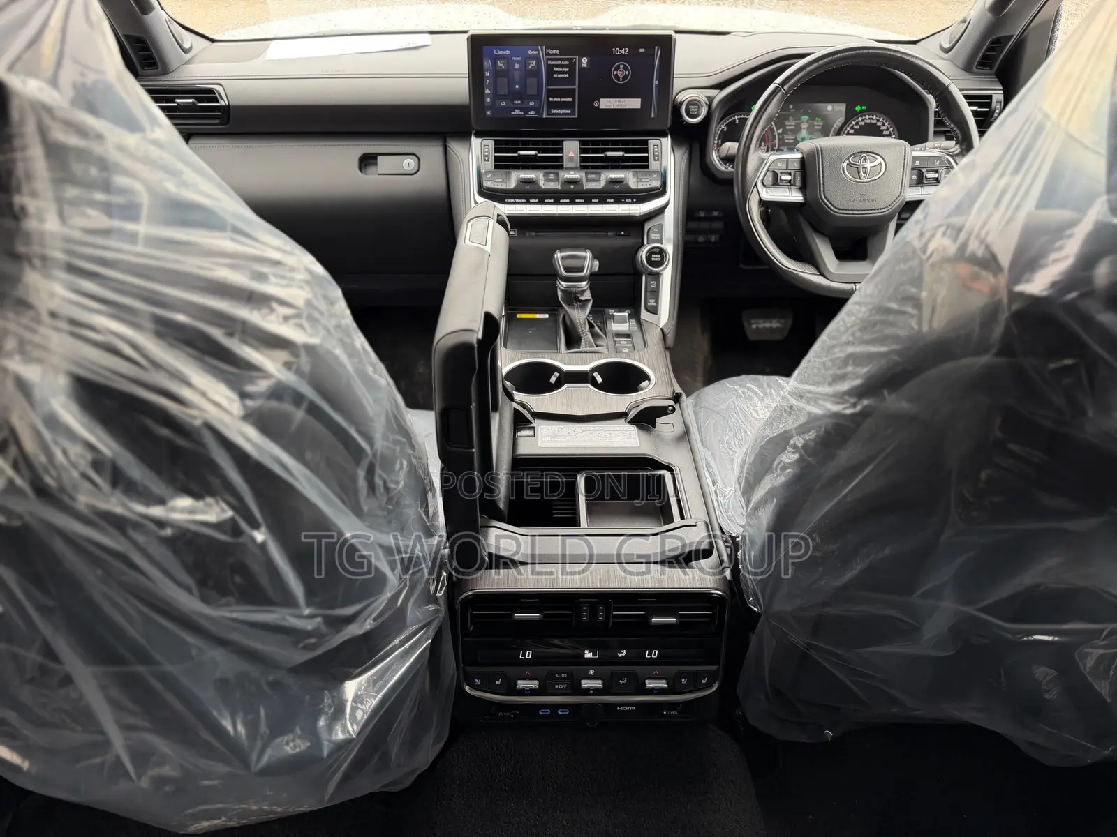 Toyota Land Cruiser LC300 2024 White