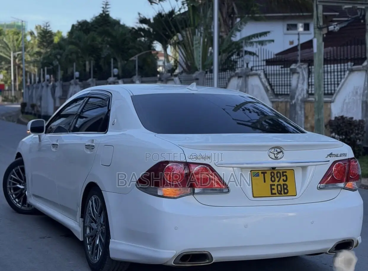 Toyota Crown 2011 White