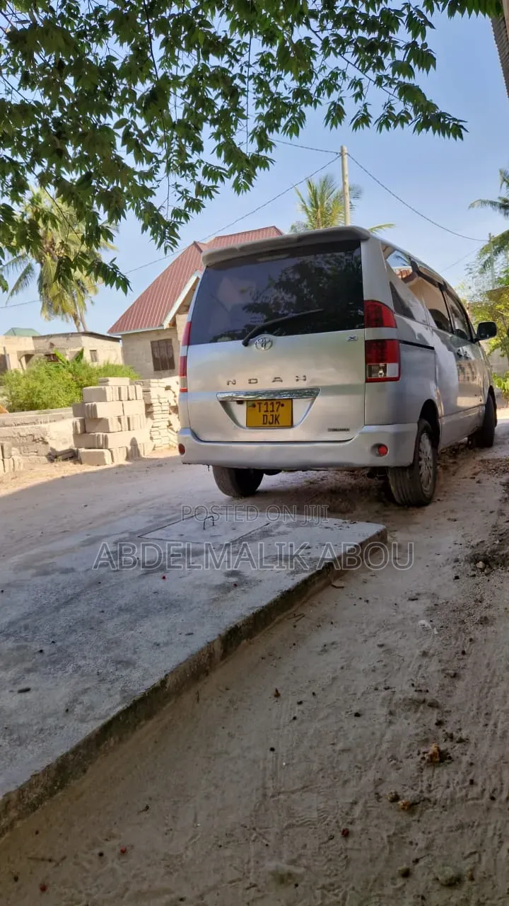 Toyota Voxy X E Edition 2WD 8-Seater 2006 Silver