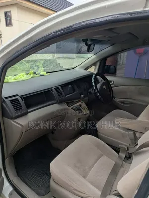 Toyota ISIS 2014 White