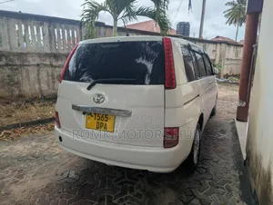 Toyota ISIS 2014 White