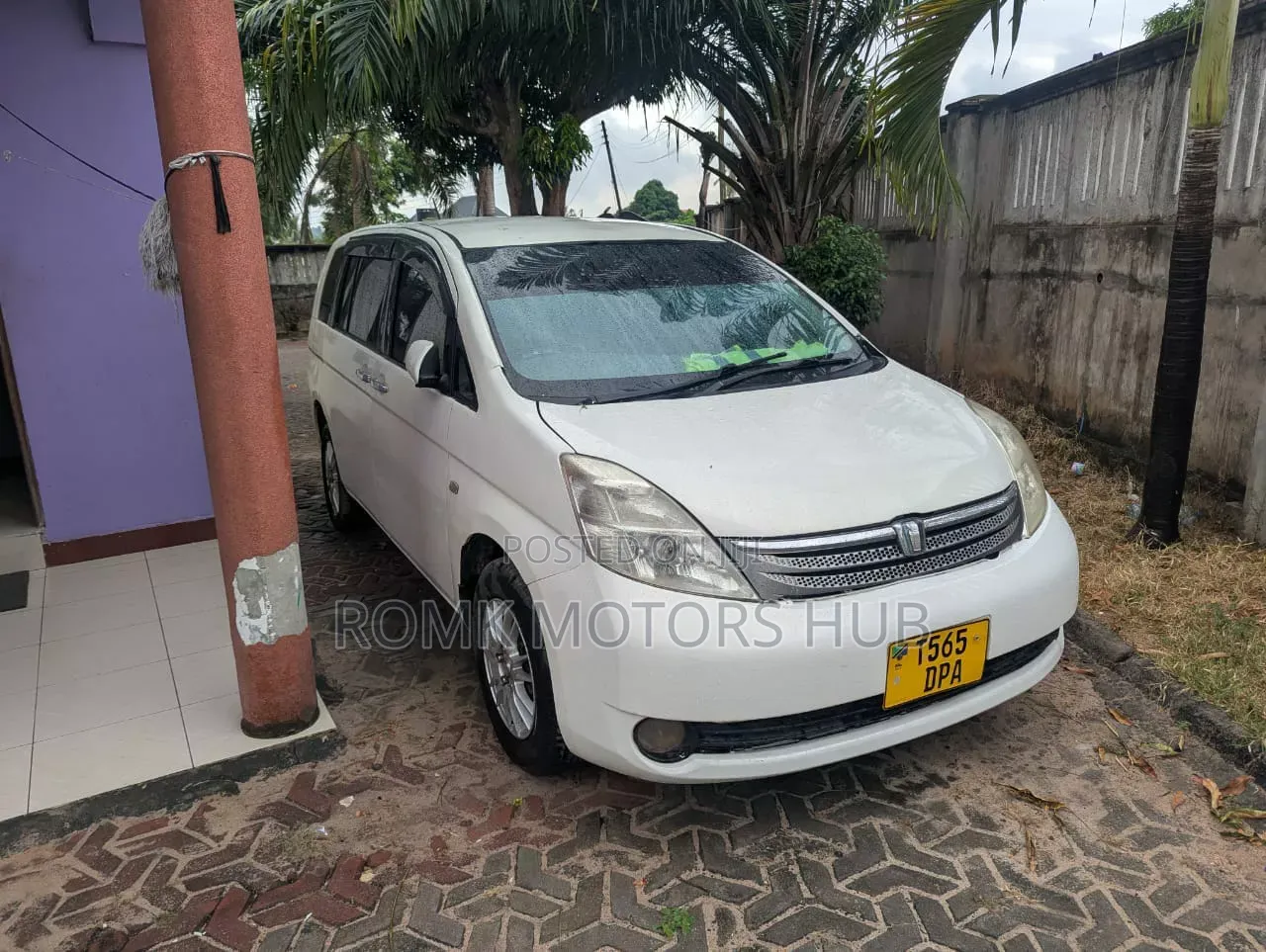 Toyota ISIS 2014 White