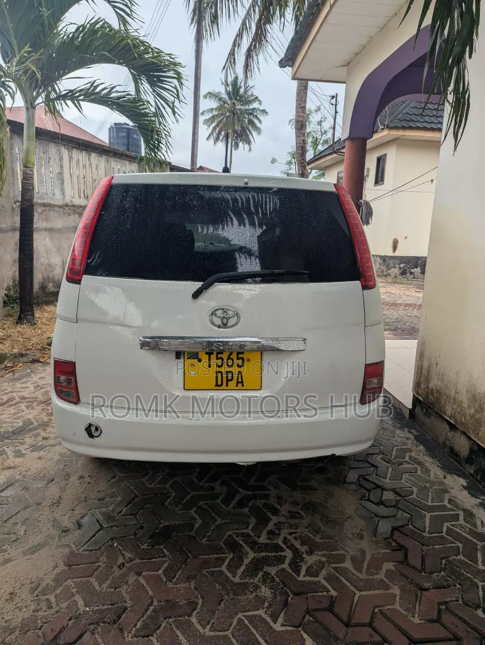 Toyota ISIS 2014 White