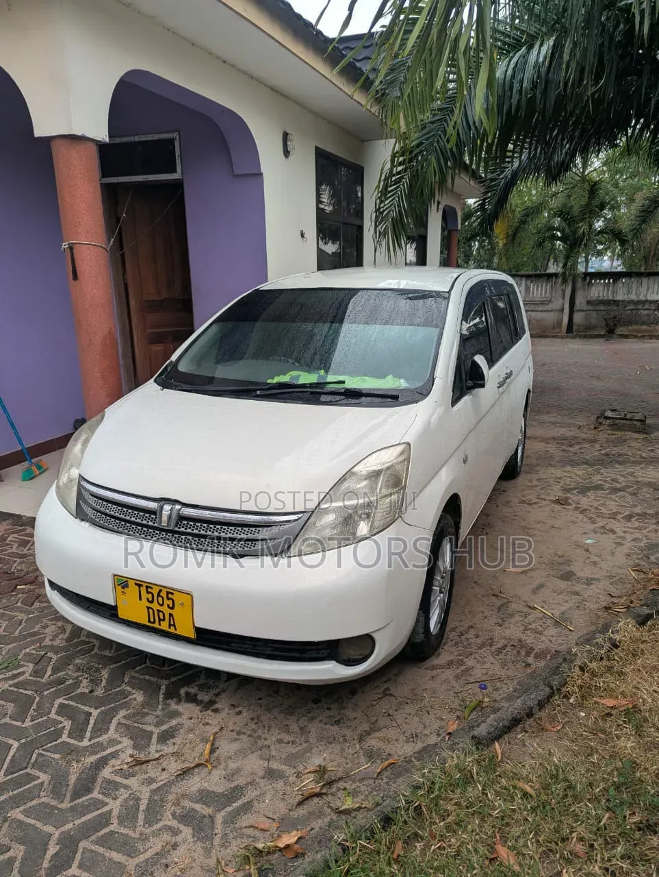 Toyota ISIS 2014 White