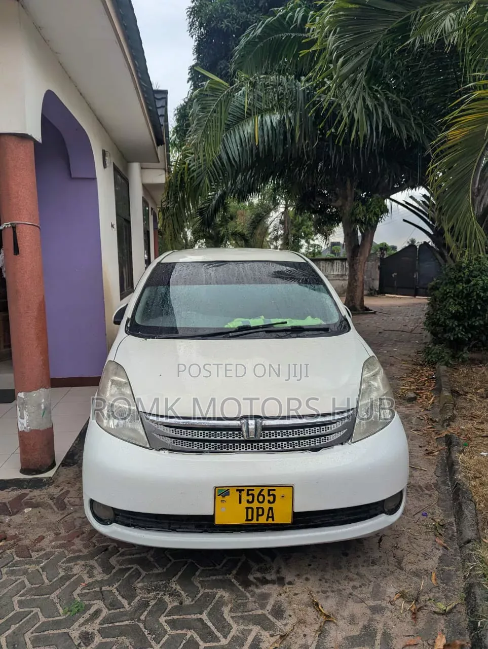 Toyota ISIS 2014 White